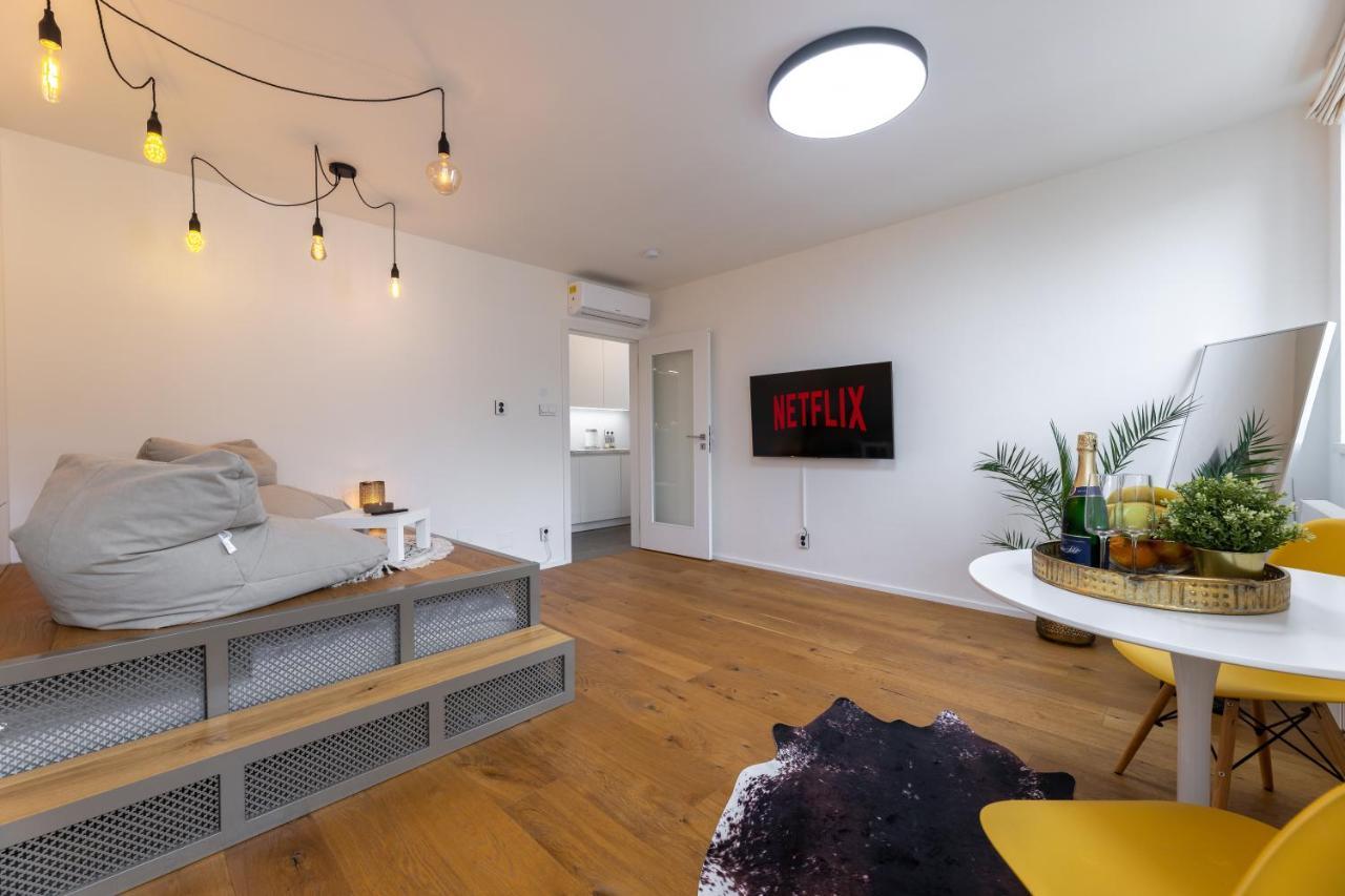 Luxurious, Charming Studio Perfect For Couples Praha Bagian luar foto
