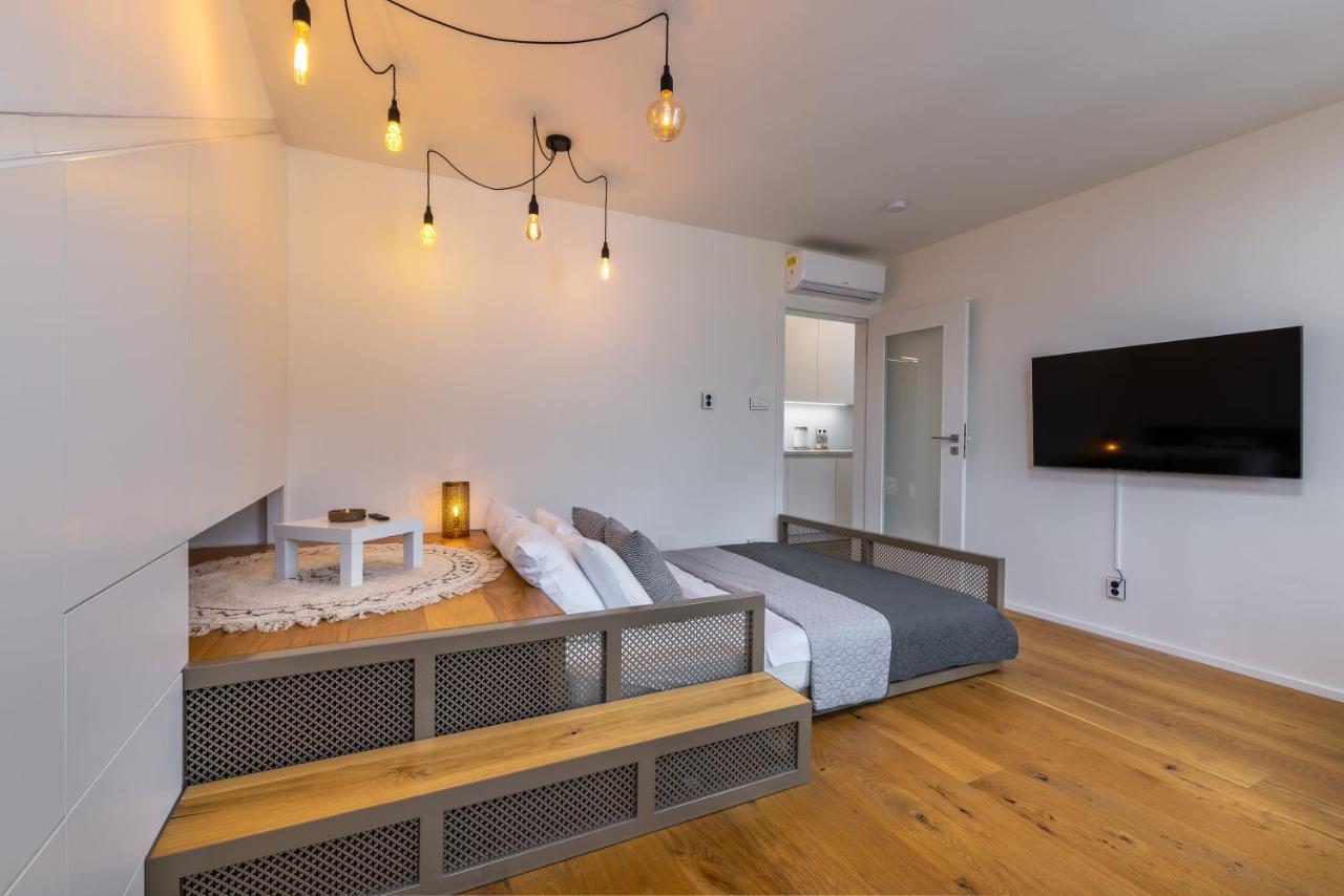 Luxurious, Charming Studio Perfect For Couples Praha Bagian luar foto