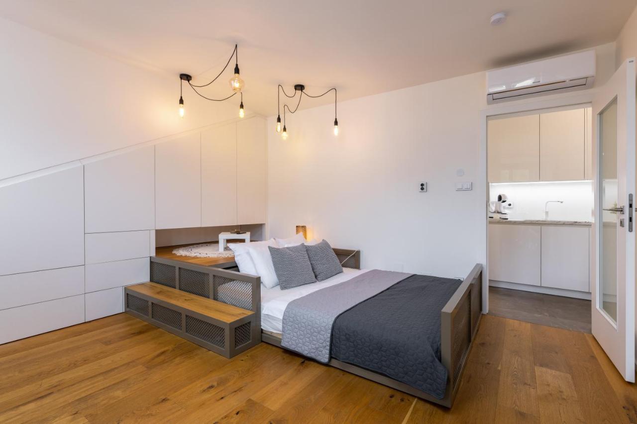 Luxurious, Charming Studio Perfect For Couples Praha Bagian luar foto