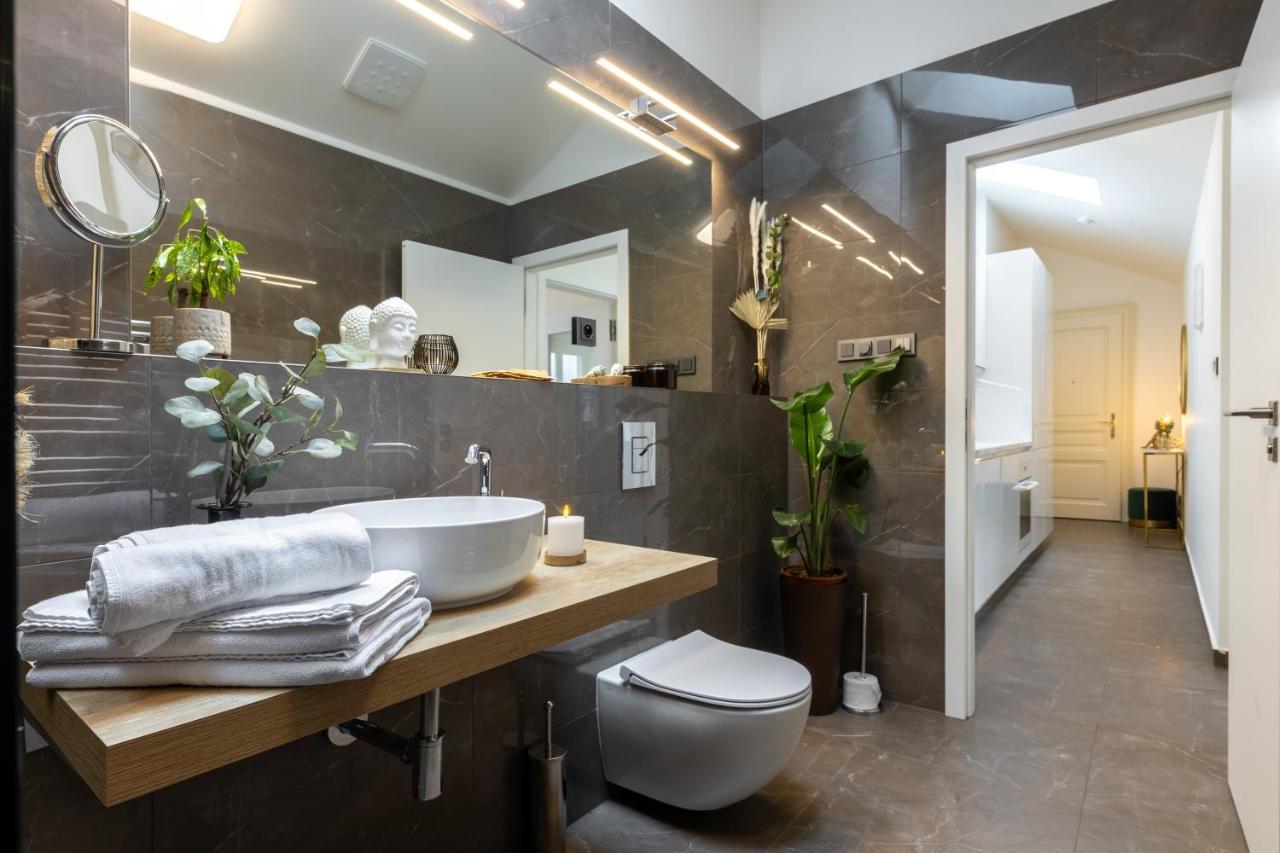 Luxurious, Charming Studio Perfect For Couples Praha Bagian luar foto
