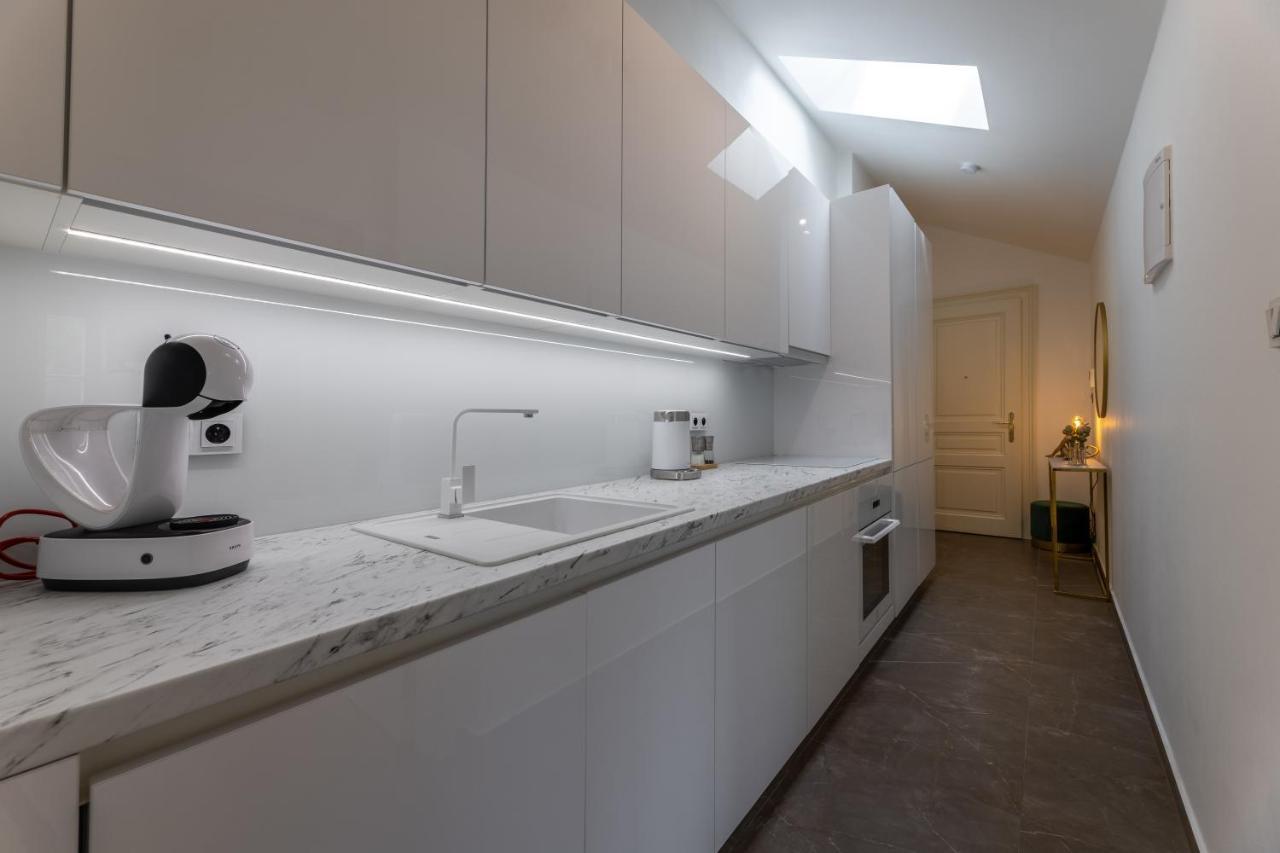 Luxurious, Charming Studio Perfect For Couples Praha Bagian luar foto