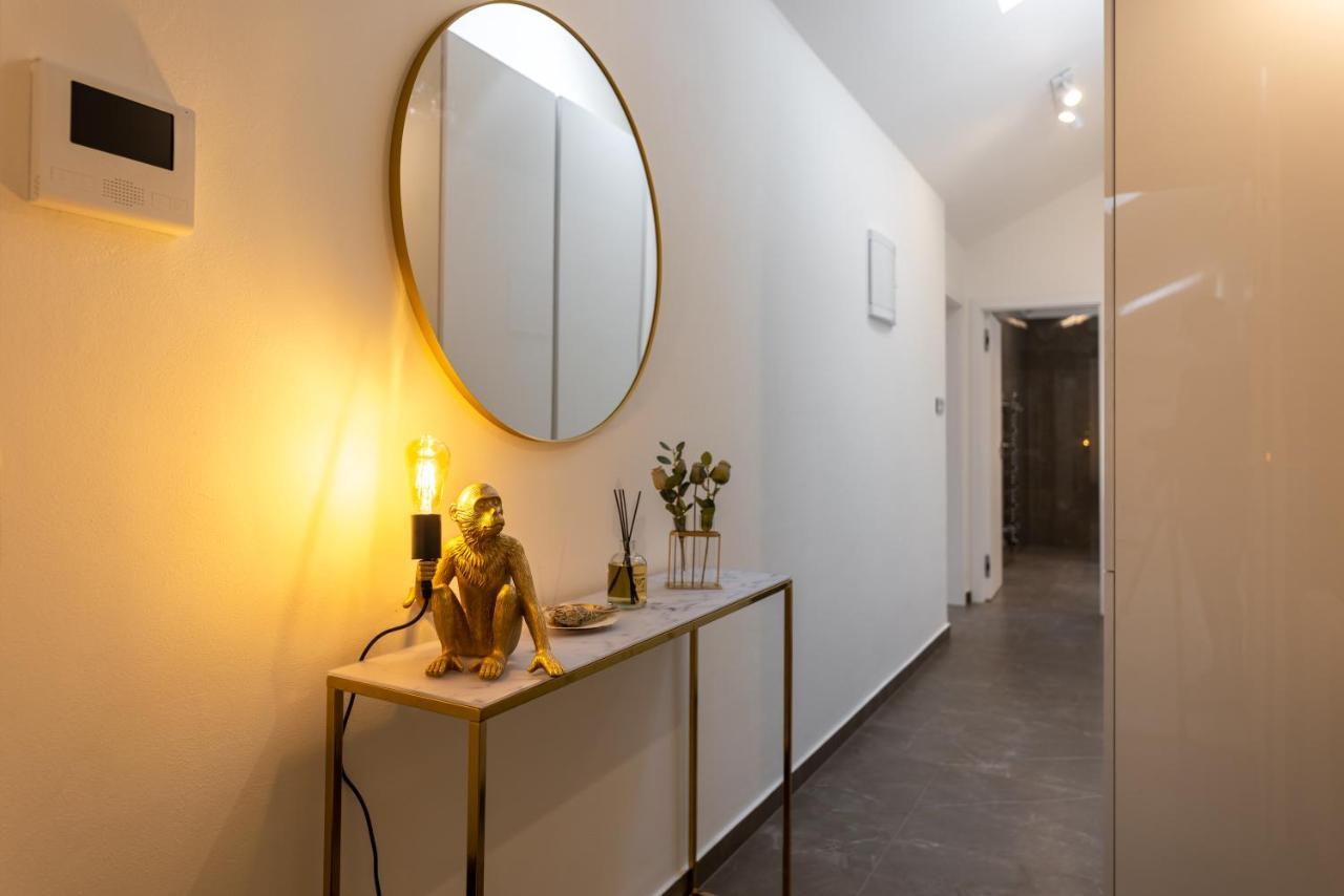 Luxurious, Charming Studio Perfect For Couples Praha Bagian luar foto