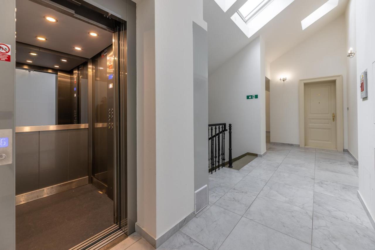 Luxurious, Charming Studio Perfect For Couples Praha Bagian luar foto